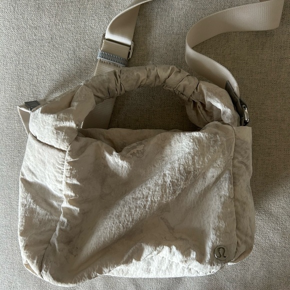 Lululemon Gathered Handle Bag Vol 6L Aquila White Opal - Picture 2 of 4